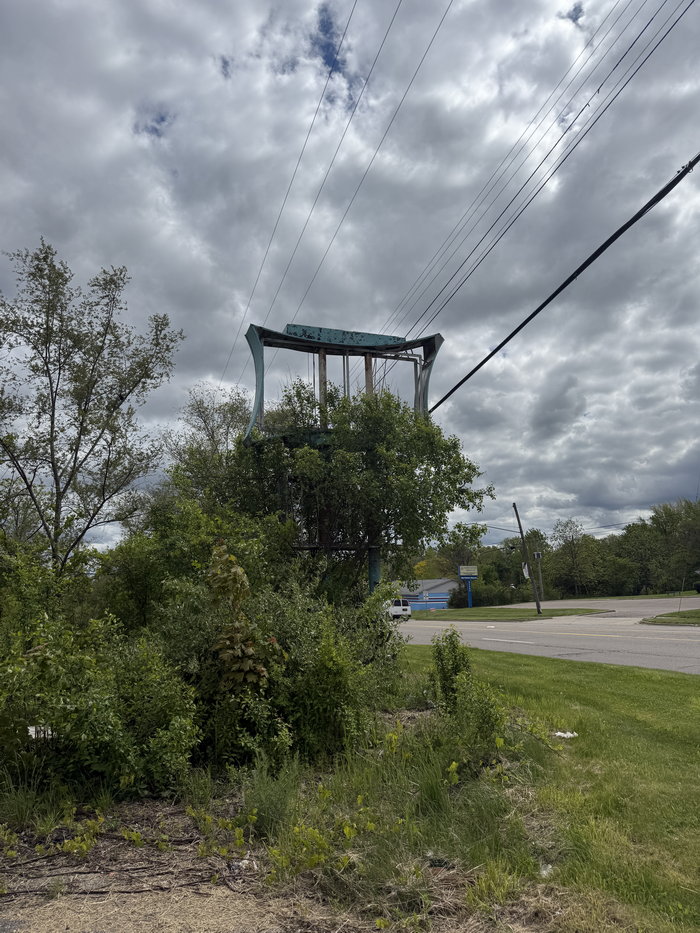 Wallis Drive-In - Wallis North - 5414 N Saginaw